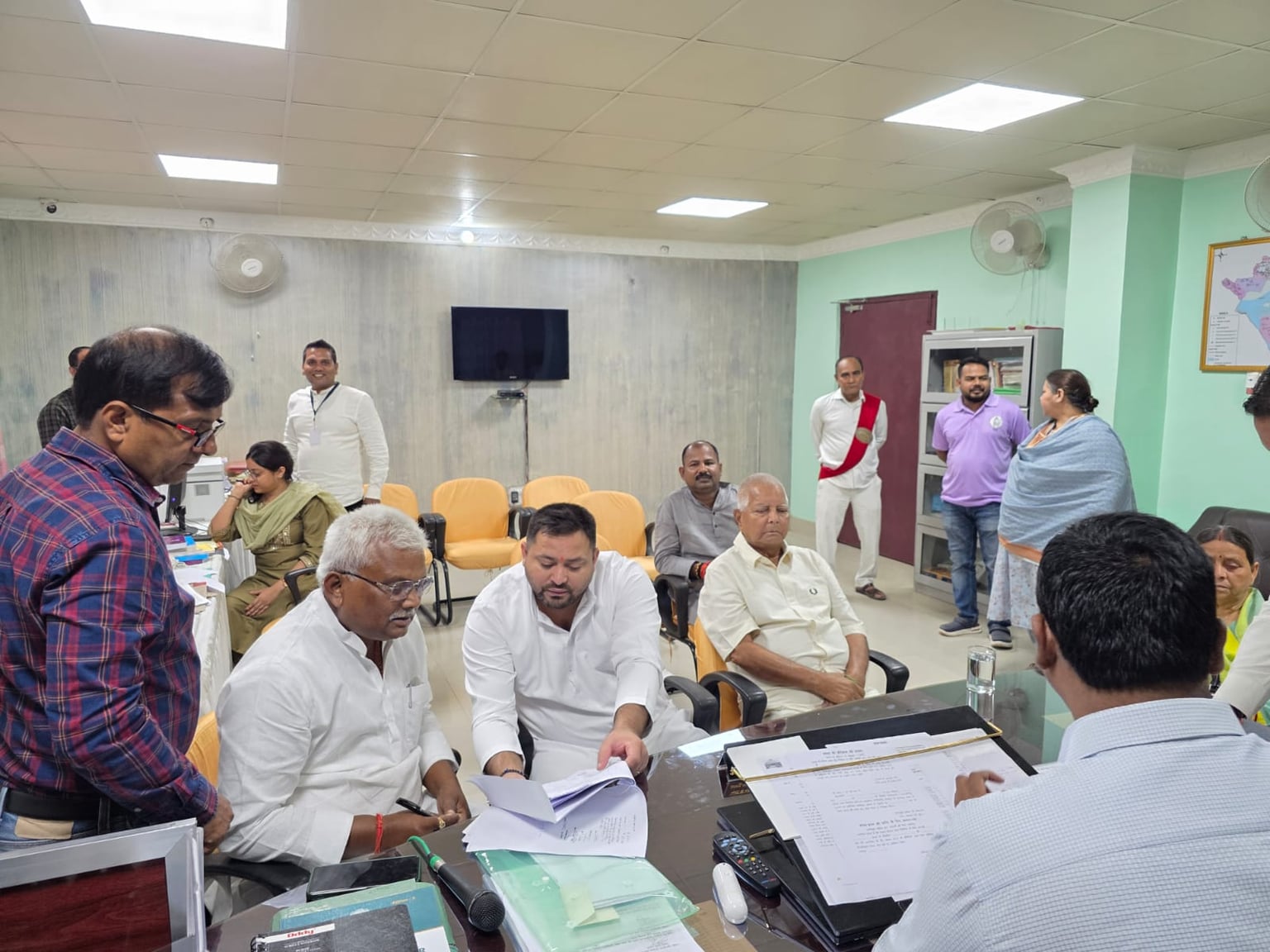 तेजस्वी यादव खुद करोड़पति, पत्नी बेटा-बेटी भी लखपति, चुनावी हलफनामे में दिया जानकारी