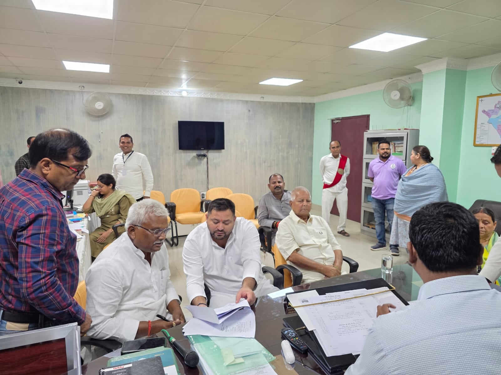 तेजस्वी यादव खुद करोड़पति, पत्नी बेटा-बेटी भी लखपति, चुनावी हलफनामे में दिया जानकारी