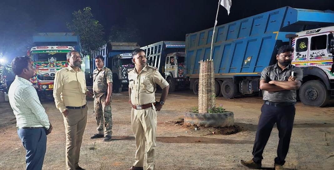 DUMKA NEWS: सड़क पर उतरे डीटीओ,  बालु लोड 19 हाईवा पकड़ाया