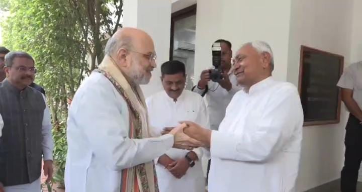 सीट पर फंसी पेंच या कुछ और, आखिर क्यों अचानक नीतीश कुमार से मिलने पटना पहुंच गए अमित शाह, पढ़िए