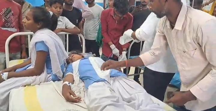 बिहार:HPV इंजेक्शन पड़ने से स्कूल के तीन दर्जन छात्राएं बेहोश, अस्पताल में मची अफरा-तफरी