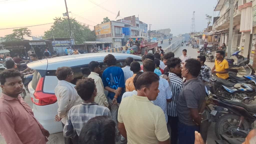 हुसैनाबाद में किसके सह पर चल रहा फर्जी निजी अस्पताल,फिर गई एक महिला की जान,आक्रोशित परिजनों ने किया सड़क जाम