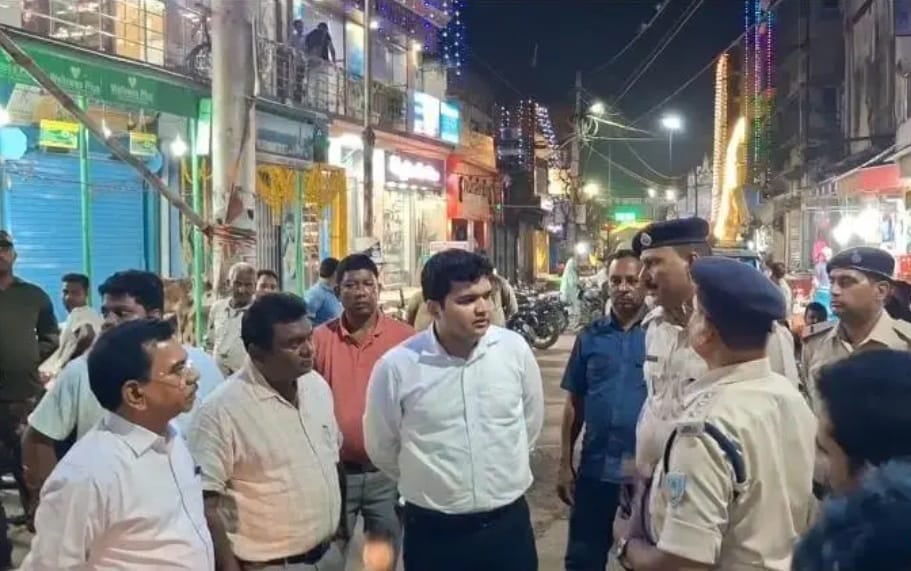 पाकुड़ डीसी मनीष कुमार ने खरीदे मिट्टी के दीये, लोगों से की स्वदेशी अपनाने की अपील