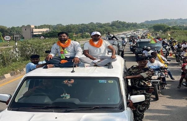 घाटशिला उपचुनाव: गाड़ी के उपर बैठकर चुनाव में बना रहे थे भौकाल, डीसी ने जारी किया टाइगर जयराम को नोटिस