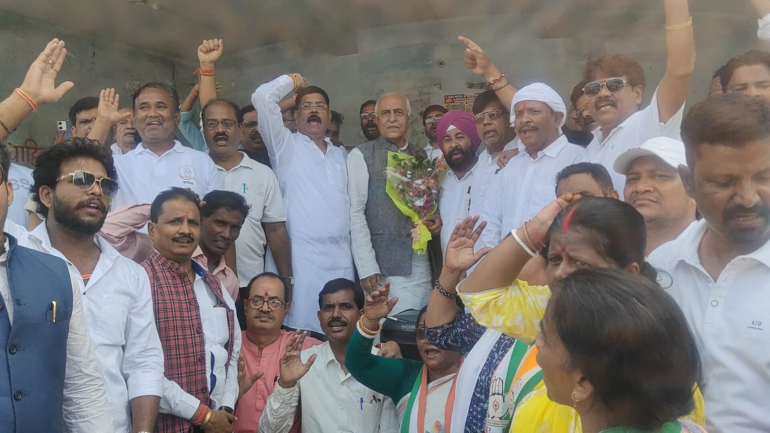 राहुल गांधी के प्रयासों पर कौन फेर रहा पानी, धनबाद में कुछ ऐसे दिखा जिला कांग्रेस अध्यक्ष के विवाद का असर