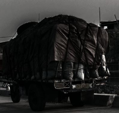 पाकुड़ के गांवों में फल फूल रहा अवैध कोयला का व्यापार, प्रशासन बेखबर