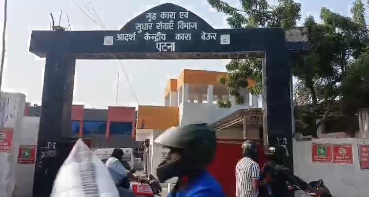 चुनाव से पहले पटना के बेऊर जेल में बड़ी छापेमारी, गंगा खंड से मिले मोबाइल, सिम और संदिग्ध सामान