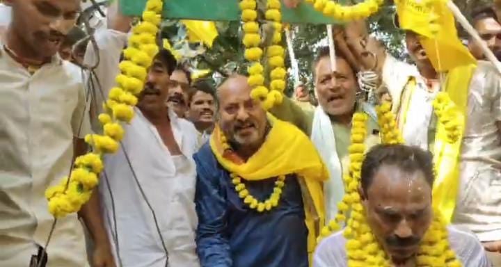 जनता का आशीर्वाद या शो ऑफ का तरीका ! जन सुराज प्रत्याशी को दूध से नहलाया, फिर लड्डू से तोला, देखने के लिए उमड़ी भीड़