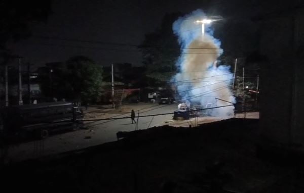 चाईबासा में बवाल: नो-एंट्री आंदोलन में पुलिस-ग्रामीणों में भिड़ंत, पथराव और लाठीचार्ज से थर्राया शहर, दागे गए आंसू गैस के गोले