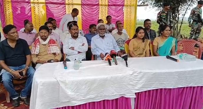 आदिवासियों पर लाठी चार्ज के खिलाफ सड़क पर उतरे पूर्व सीएम चम्पाई सोरेन, प्रशासन ने चाईबासा जाने से रोका