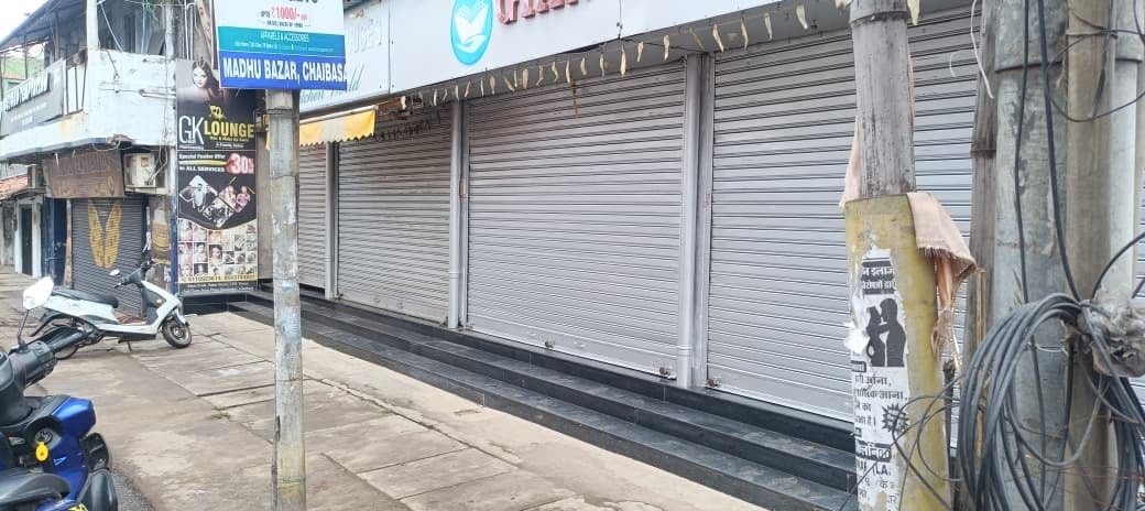 आदिवासियों पर लाठीचार्ज के विरोध में कोल्हान बंद, सड़कों पर उतरे बंद समर्थक, बंद कराए दुकान, बसों का आवागमन पूरी तरह बाधित