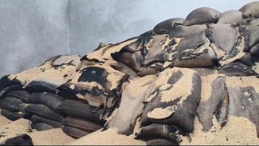 हादसा या साजिश: अनाज गोदाम में लगी भीषण आग,गोदाम प्रबंधक बुरी तरह झुलसे, जांच में जुटी पुलिस