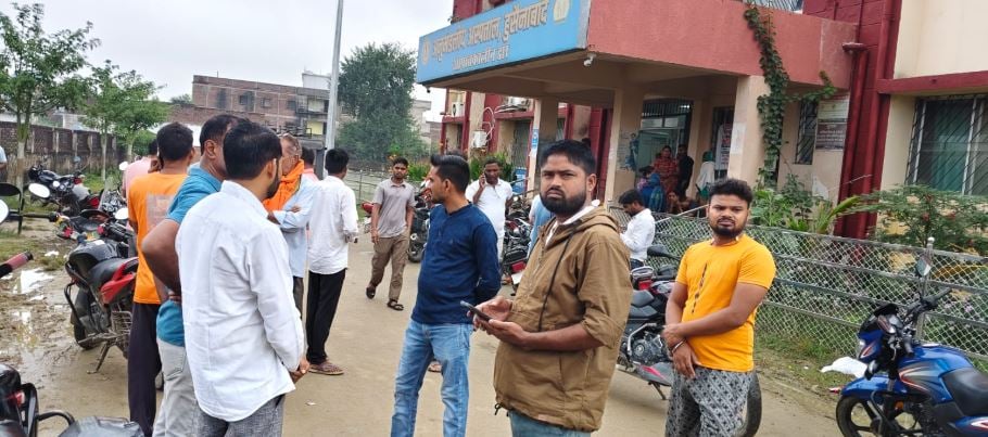 पलामू में चलती बाइक पर गिरा आम के पेड़ की डाल, चालक की मौत, माता पिता गंभीर