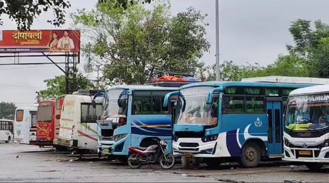 बस मालिकों की हड़ताल से गुमला में ठप हुई सेवा! यात्रियों को घंटों करना पड़ रहा इंतजार