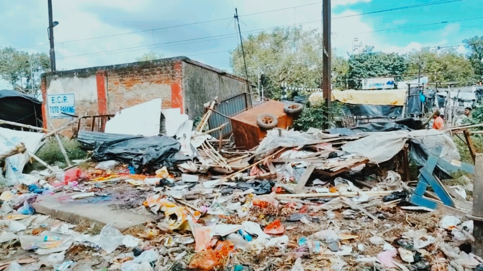 बरमसिया ओवरब्रिज मरम्मत से पहले धनबाद नगर निगम का अतिक्रमण हटाओ अभियान, सड़क किनारे दुकानों पर चला बुलडोजर