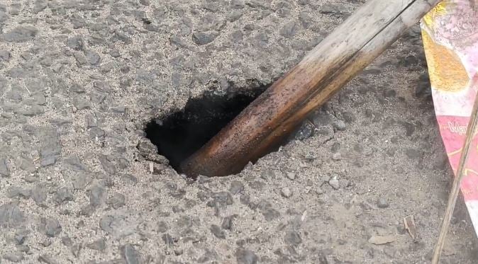 BIG BREAKING: झरिया-सिंदरी मेन रोड पर फिर एक बना गोफ, गैस रिसाव से लोगों में दहशत