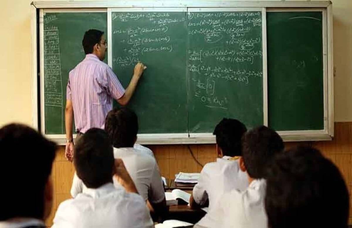 शिक्षकों के 10 हजार से ज्यादा पदों पर निकली भर्ती, 70 हजार तक मिलेगी सैलरी, इस डेट से करें अप्लाई