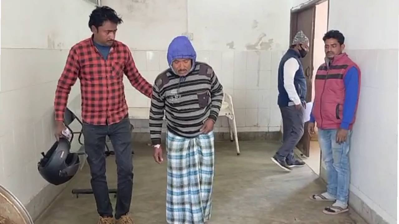 थाना प्रभारी पर दलित बुजुर्ग और बेटों  के साथ मारपीट का आरोप, बुजुर्ग की हालत नाजुक