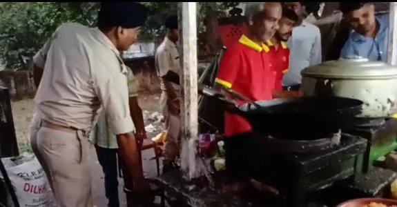 जमशेदपुर:जुबली पार्क गेट के पास चलाया गया विशेष अभियान,सभी ठेला खुमचों वालों को किया गया जागरूक