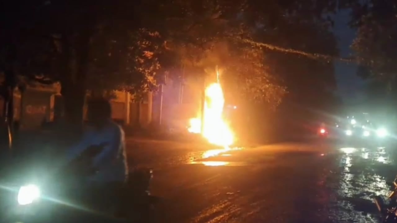 BREAKING: धनबाद के किसान चौक के पास शॉर्ट सर्किट से ट्रांसफार्मर में लगी भीषण आग, मची अफरा-तफरी