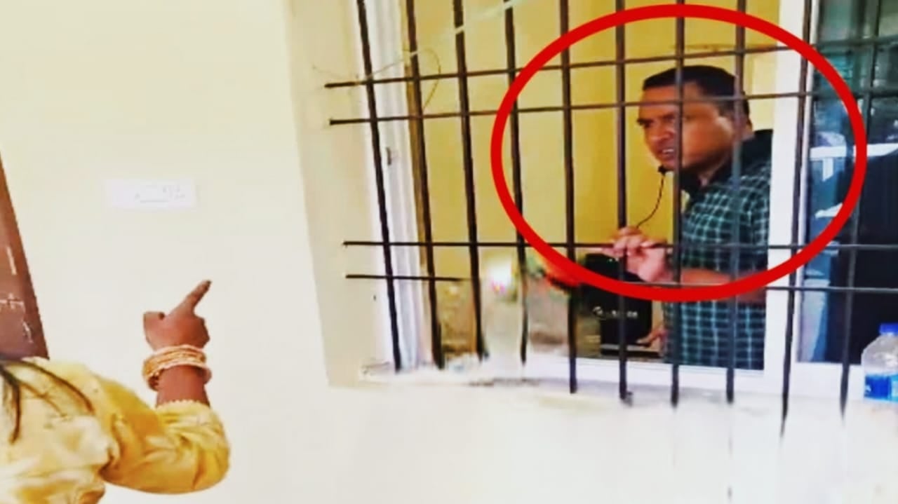 प्रेमिका संग रंगरलियां मनाते रंगेहाथ पकड़े गए मझिआंव सीओ, अब हुए सस्पेंड