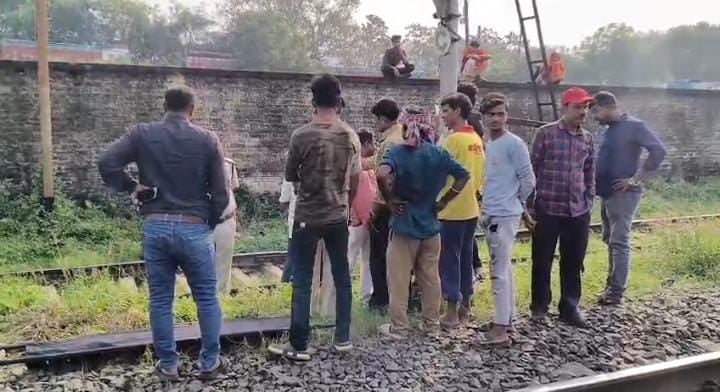 धनबाद में ट्रेन से कटकर बुजुर्ग की मौत,जांच में जुटी पुलिस