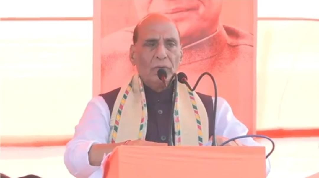 राघोपुर में बोले रक्षा मंत्री राजनाथ सिंह -“वो कहते थे ठोक देंगे कट्टा कपार में, हम कहते हैं ‘आई ना हमरा बिहार में दिखेगा विकास’
