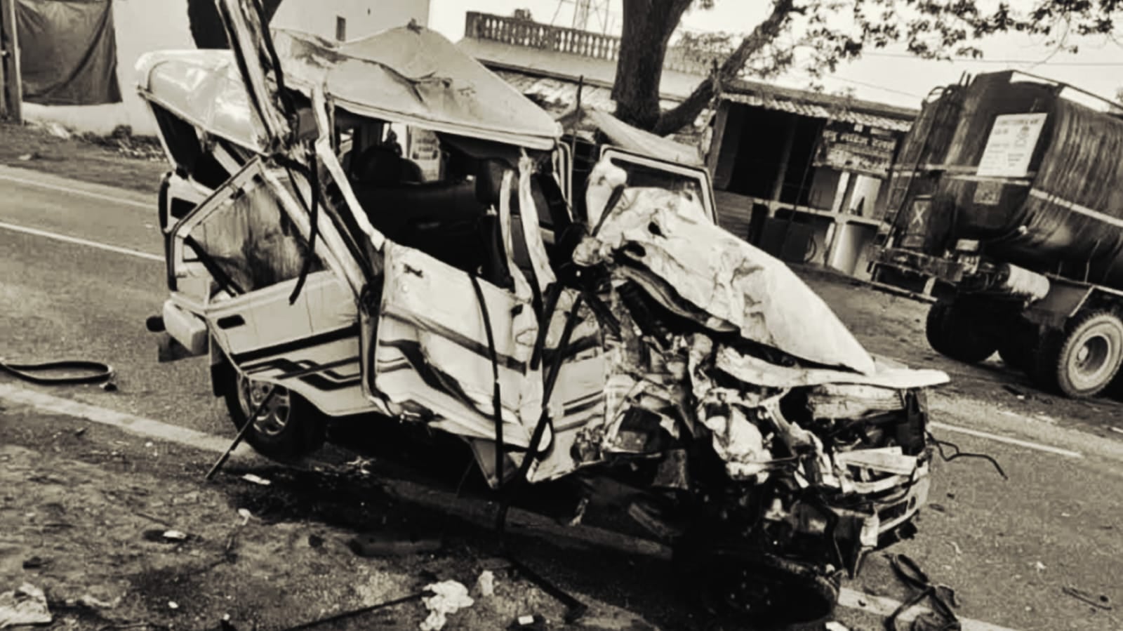 खूंटी-सिमडेगा रोड पर दर्दनाक हादसा : टैंकर से बोलेरो की टक्कर में दो की जान गई, पांच घायल