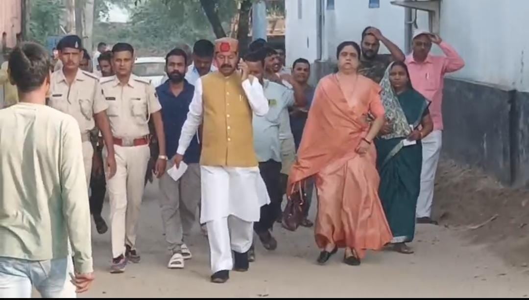 ऐ तिवारी... ऐ तिवारी आपको चेक करने का पावर नहीं हैं... मनेर में मतदान केंद्र पर हंगामा, राजद विधायक भाई वीरेंद्र और सुरक्षा कर्मियों में हुई तीखी नोकझोंक