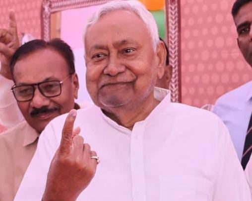 बड़ी खबर: बख्तियारपुर में मुख्यमंत्री नीतीश कुमार ने किया मतदान, बोले-पहले मतदान, फिर जलपान