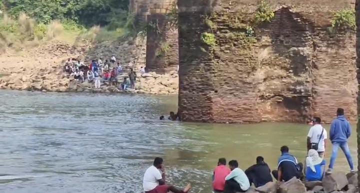 धनबाद में हुए कार्तिक पूर्णिमा हादसे में अबतक पांच शव बरामद, एक की तलाश जारी