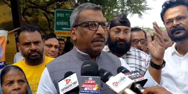 दलालों के भरोसे चल रहा है धनबाद अंचल कार्यालय! बार-बार चक्कर लगाने पर भी नहीं होता है काम, सवाल पूछने पर सीओ ने साधी चुप्पी