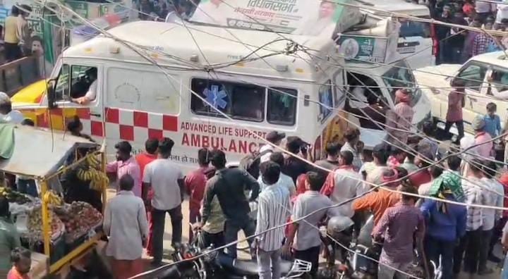 अरे थोड़ी तो शर्म कर लो ! RJD के रोड़ शो में घंटों फंसा रहा एम्बुलेंस, पीड़ा से तड़पती रही गर्भवती महिला, लेकिन नहीं दिया गया रास्ता