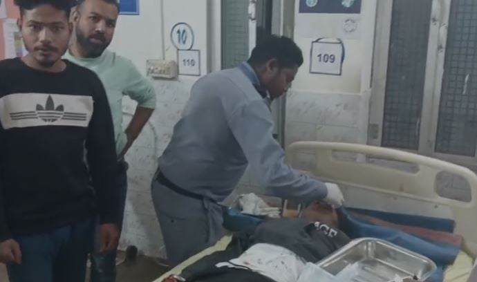 ये लीजिए झारखंड में अब डॉक्टर नहीं सरकारी अस्पताल में गार्ड कर रहे इलाज, व्यवस्था पर उठे सवाल