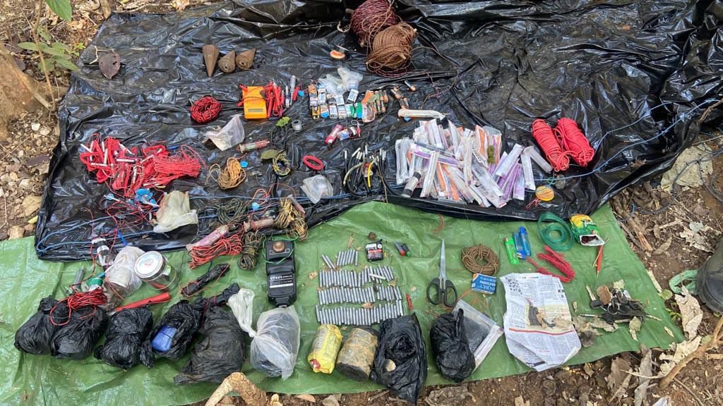 BIG BREAKING :  सर्च आपरेशन के दौरान महिला समेत तीन नक्सली गिरफ्तार, भारी मात्रा में विस्फोटक और जिंदा कारतूस बरामद