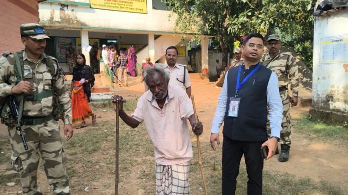 बुलेट पर भारी पड़ा बैलेट! घाटशिला के बासडेरा में पहली बार हुआ मतदान