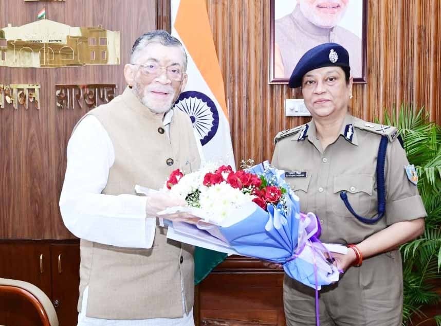 प्रभारी डीजीपी तदाशा मिश्रा ने राज्यपाल से की मुलाकात