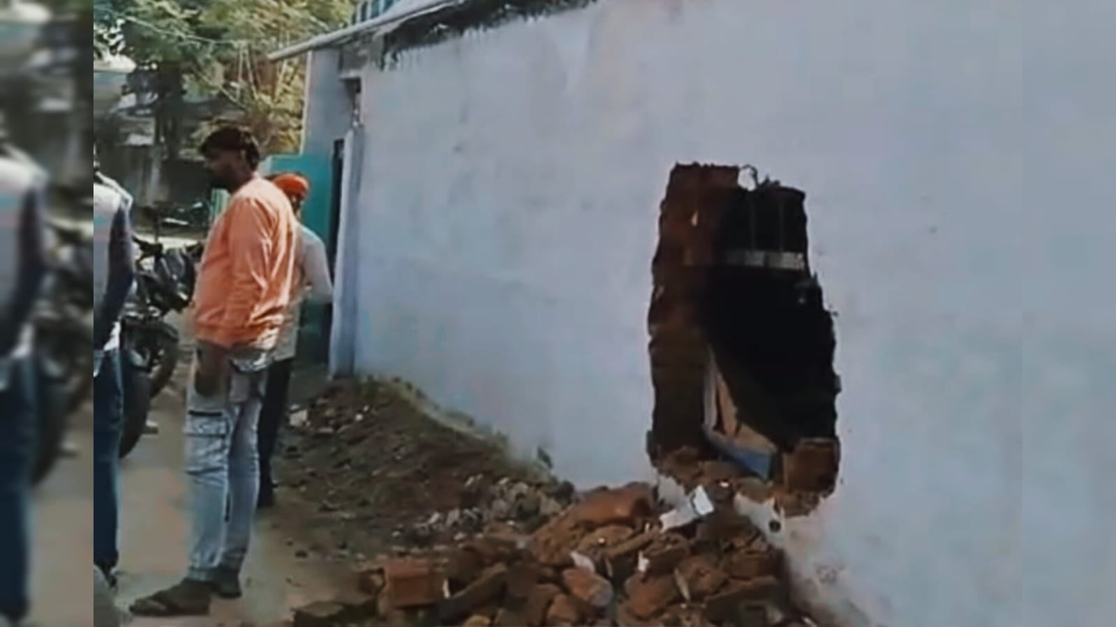 चतरा में बड़ी चोरी: चोरों ने घर की दीवार तोड़कर 14 लाख की संपत्ति पर किया हाथ साफ,  आरोपियों की तलाश में जुटी पुलिस