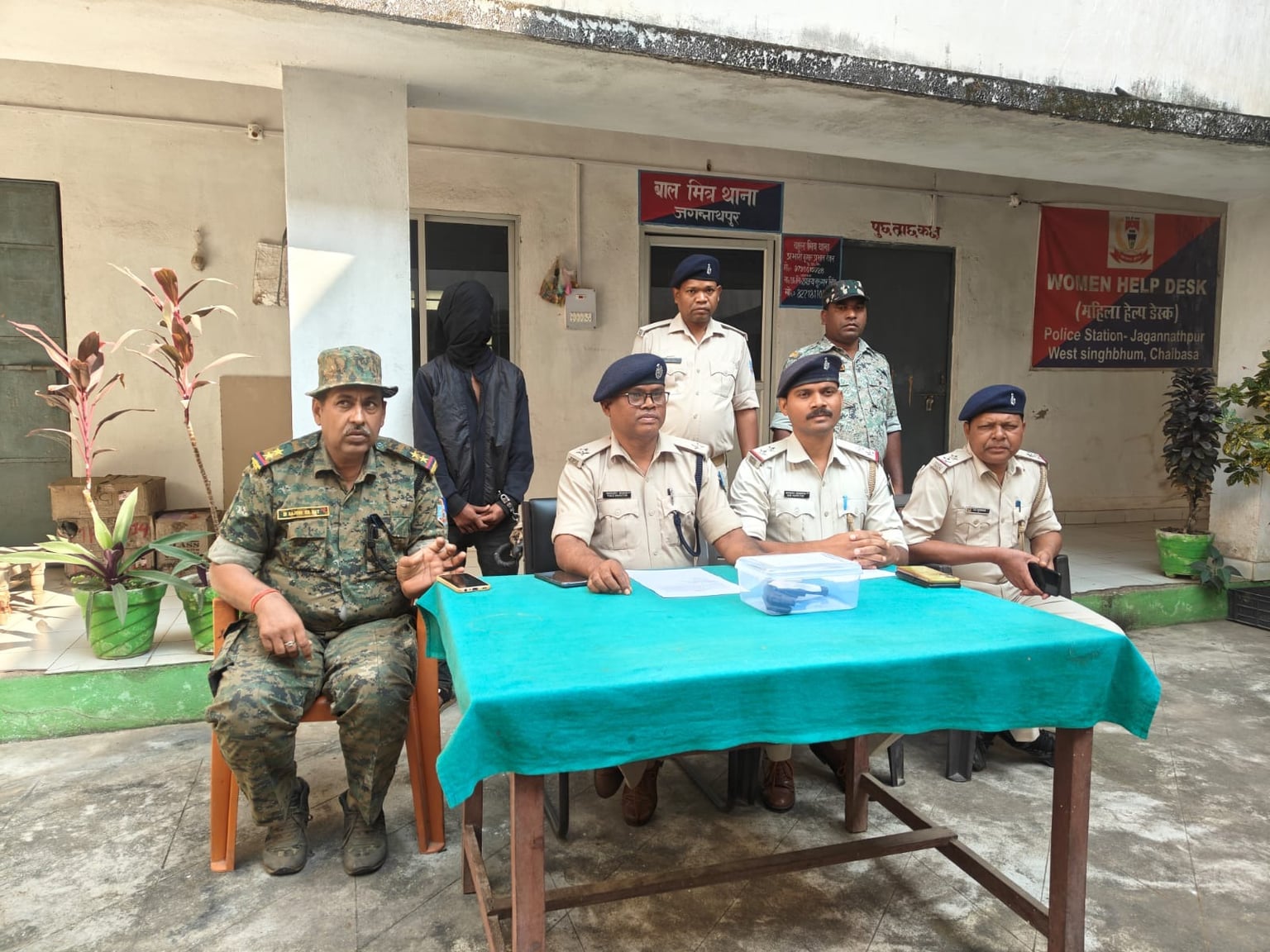 चाईबासा में पुलिस की बड़ी कार्रवाई: देसी कट्टा लहराकर दहशत फैलाने वाला युवक दबोचा, साथी फरार
