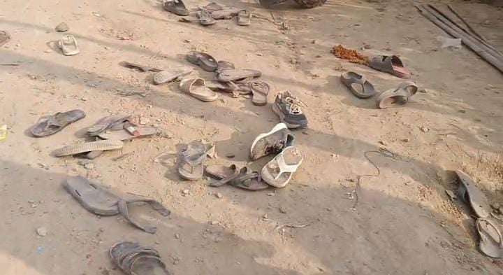 सड़कों पर बिखरे जूते-चप्पल बया कर रहे हैं बीएसपी समर्थकों के उपद्रव की दास्तान, पढे कैमूर में कैसे भड़की हिंसा की आग