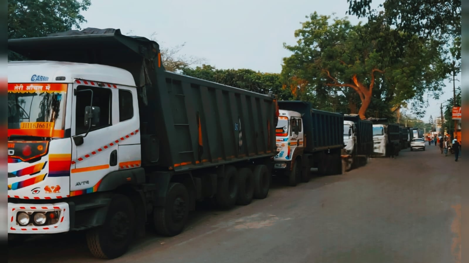 चतरा में अवैध वसूली का आरोप, 1500 हाइवा मालिक हड़ताल पर, कोयला ढुलाई हुई ठप