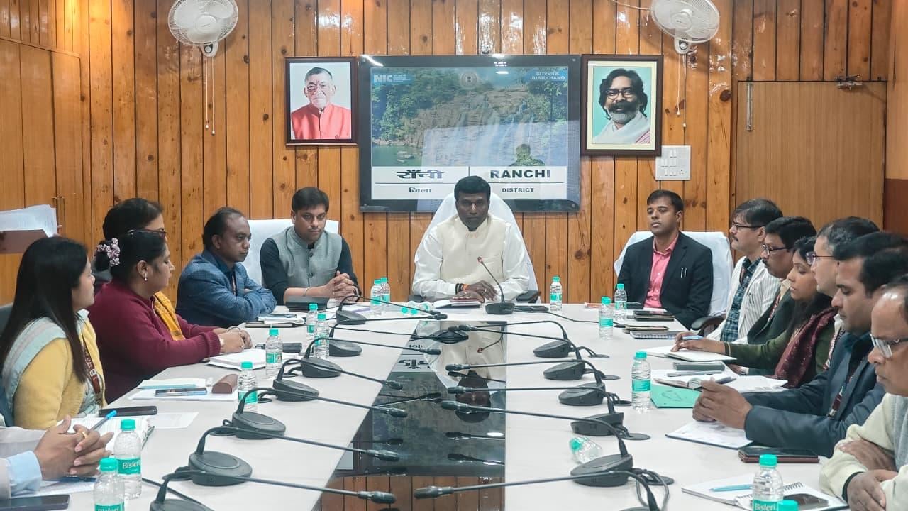 रांची: जिले के सभी वरीय पदाधिकारियों के साथ उपायुक्त की अहम बैठक, योजनाओं और विकास कार्यों की हुई गहन समीक्षा