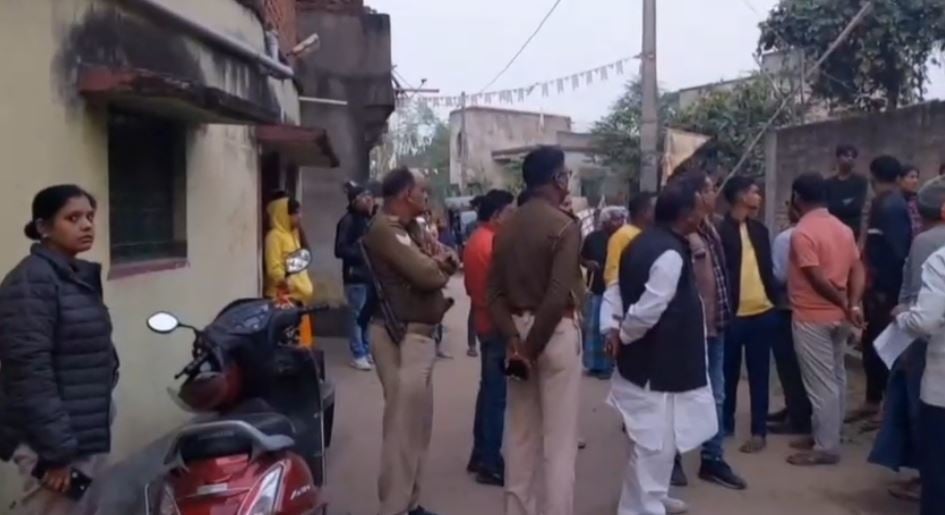 धनबाद में बैंक से रुपए निकाल कर लौट रहे व्यक्ति से अपराधियों ने छीने 5 लाख, बेटी की शादी के लिए जुटाए थे पैसे
