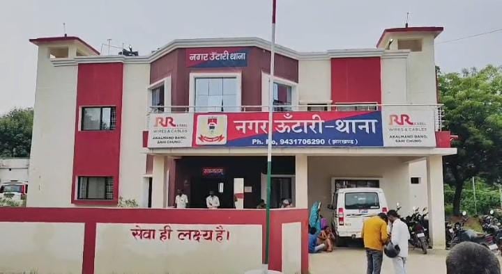 वाह रे प्रशासन! घंटों सड़क पर पड़ा रहा अज्ञात वृद्ध का शव, लेकिन नहीं खुली धनबाद पुलिस की नींद