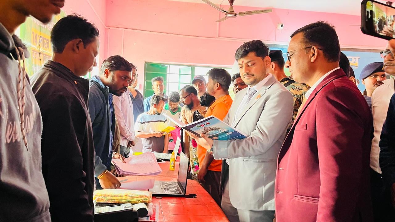 धनबाद: "आपकी सरकार - आपके द्वार”-डीसी बिना पूर्व सूचना के पहुंचे बाघमारा, फिर क्या हुआ, पढ़िए