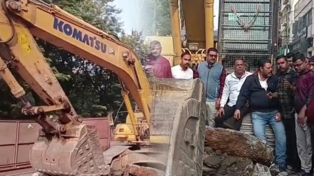 मानगो–पारडीह मुख्य मार्ग बंद करने पर हंगामा, विधायक सरयू राय के समर्थकों ने रोका फ्लाईओवर का काम