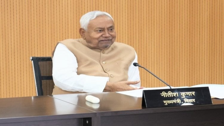 मुख्यमंत्री ने मुख्य सचिवालय के विभिन्न विभागों का किया निरीक्षण, अधिकारियों को दी ये नसीहत