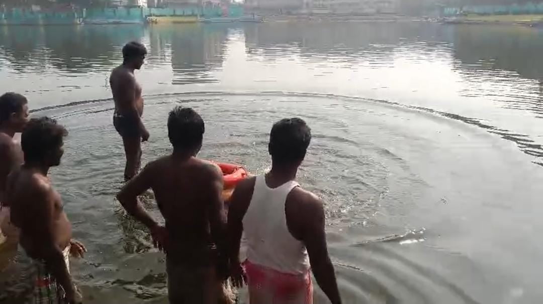 दुमका: गोताखोर की मदद से निकाला गया बड़ा बांध तालाब में डूबे व्यक्ति का शव