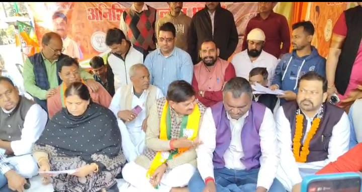 नगर निगम के खिलाफ विधायक राज का अनिश्चितकालीन धरना दूसरे दिन भी जारी, पढ़ें माँग