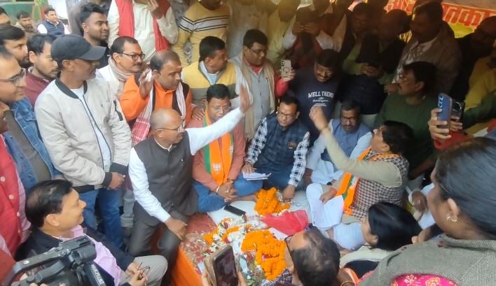 30 घंटे बाद खत्म हुआ विधायक राज सिन्हा का धरना,नगर आयुक्त के लिखित आश्वासन के बाद उठे विधायक